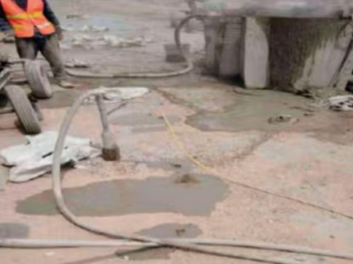 南漳水泥混凝土路面板底注浆技术 路面脱空注浆整治方案
