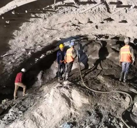 南漳拱顶带模注浆料的施工流程及注意事项